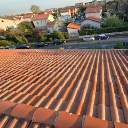 Toiture nettoyée vue du faîtage après démoussage